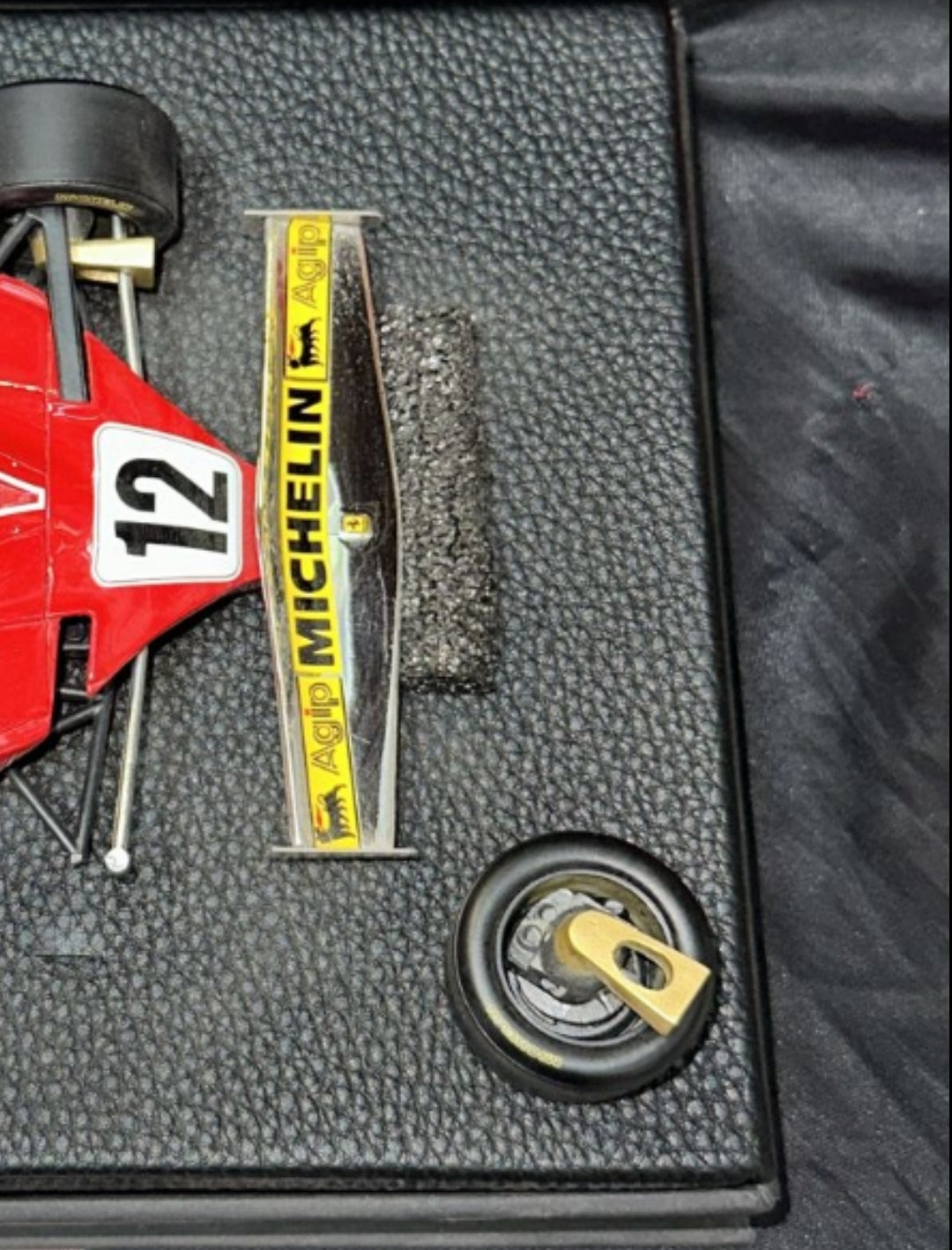 Roue avant endommagée Gilles Villeneuve Ferrari 312 T2 n° 12 GP Répliques Formule 1 1978 Miniature Modèle Voiture Échelle 1:18 - Accessoires - Moulage sous pression