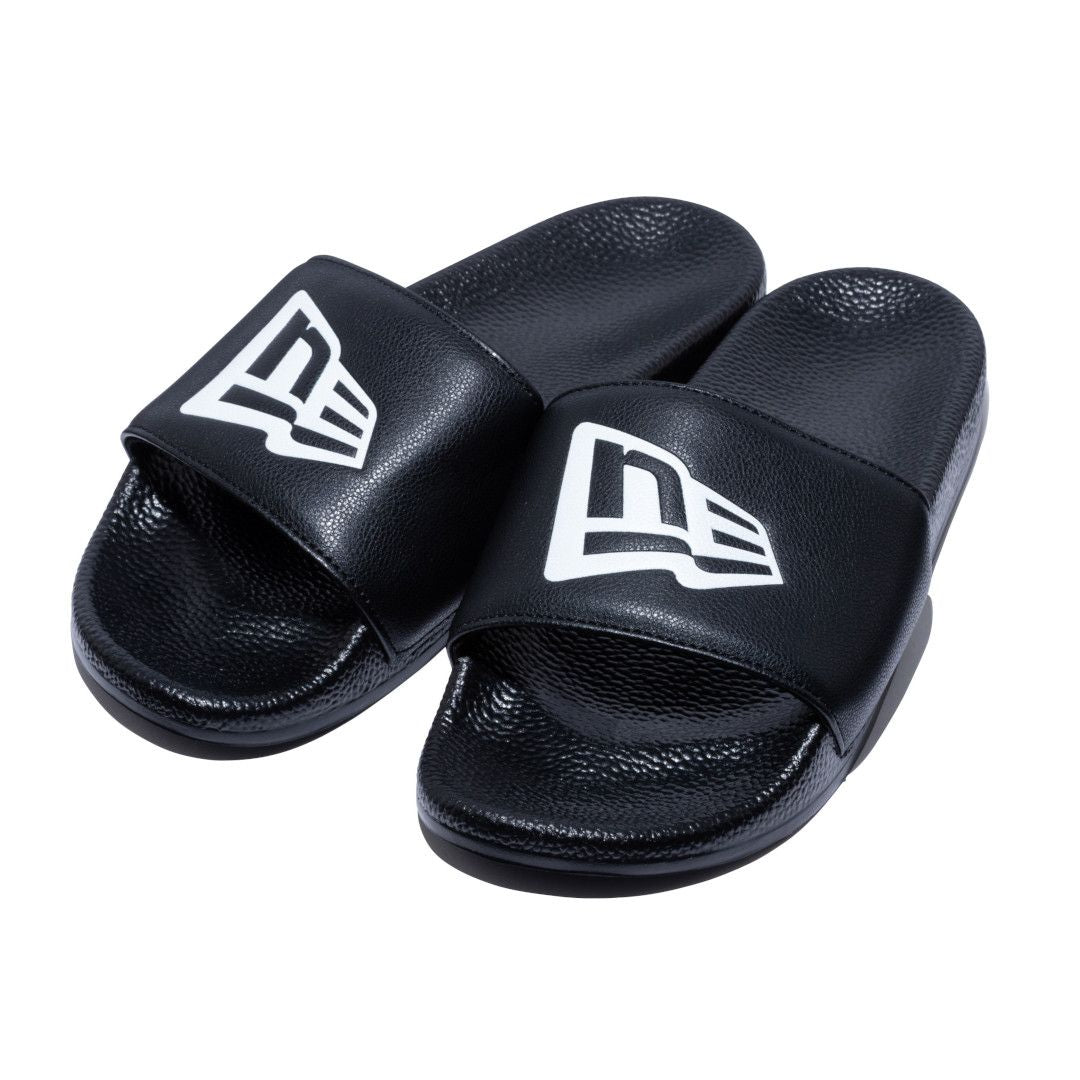 Sandalias tipo chanclas para hombre AX20 de la marca NEW ERA® - Blanco y negro