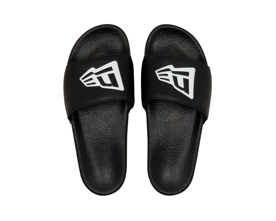 Sandalias tipo chanclas para hombre AX20 de la marca NEW ERA® - Blanco y negro