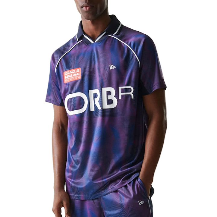 Red Bull Racing F1 fan wearing a purple New Era Oracle Red Bull Racing F1 Team Streetwear Men&