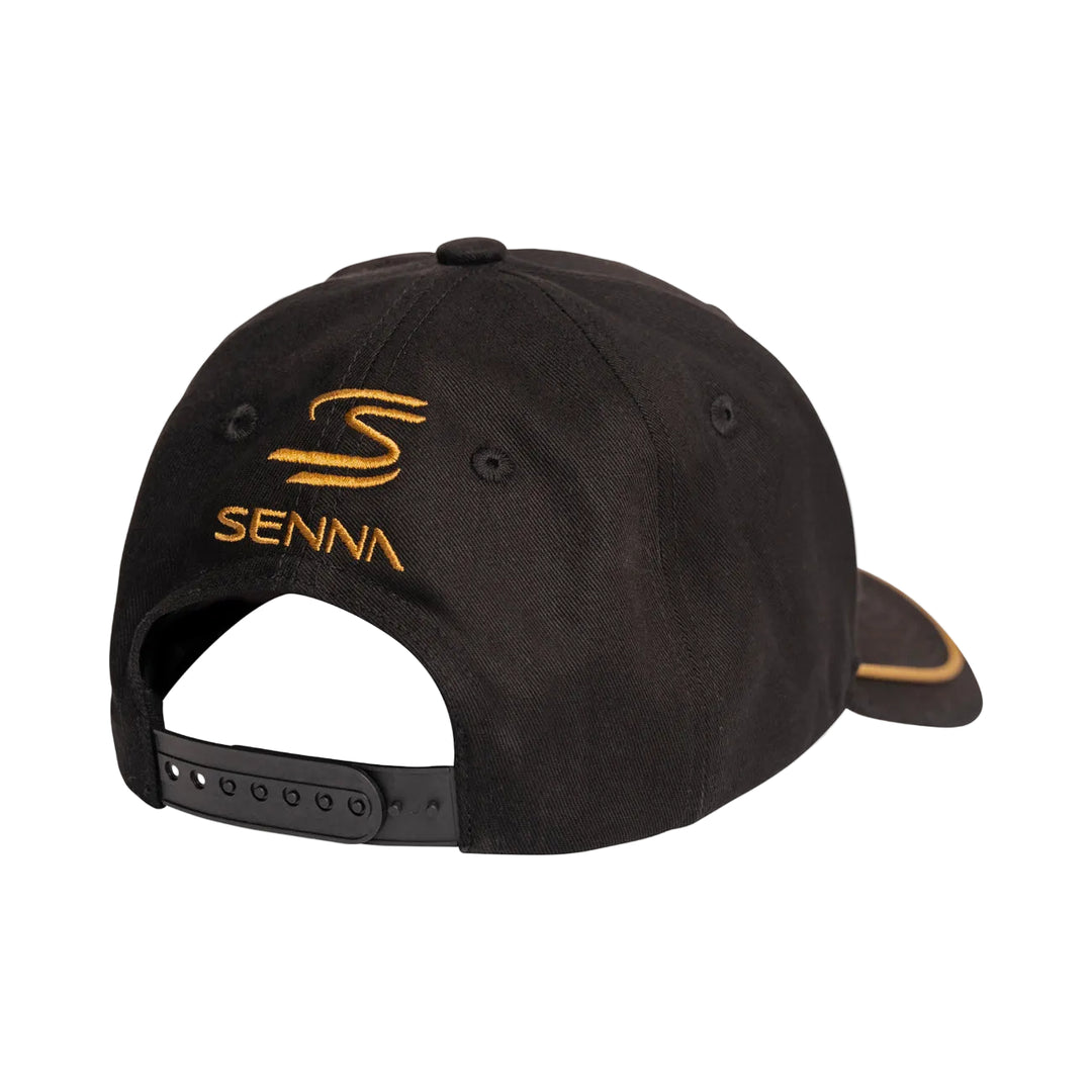 Casquette F1 Ayrton Senna Team Lotus noire et or portée par homme avec logo Senna brodé