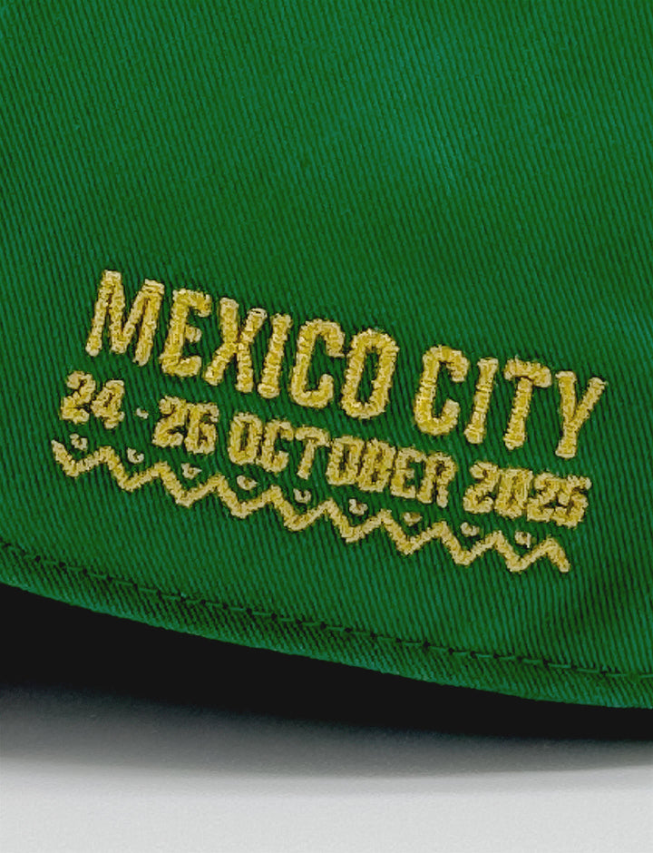 Detalle bordado “México 24-26 Octubre 2025” en la gorra verde oficial Pirelli del podio F1